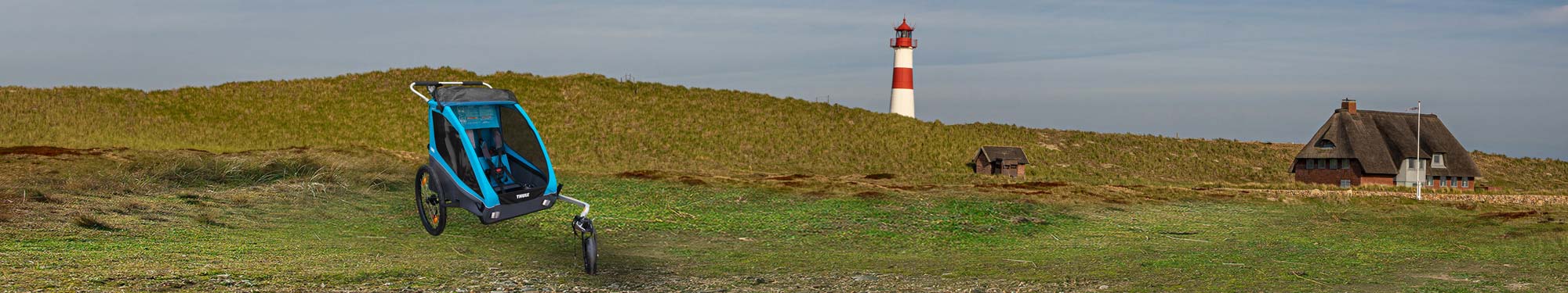 Anhänger vor Dünen mit Leuchtturm auf Sylt