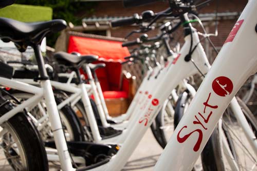 E-Bikes vor Strandkorb an unserem Fahrradverleih in Westerland