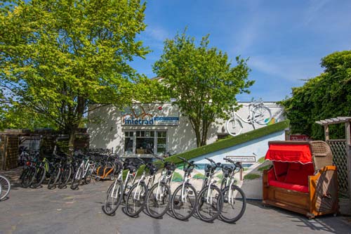 Fahrräder vor unserem Fahrradverleih in Westerland am Bahnhof