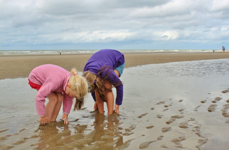 Zwei Kinder im Sand auf Sylt