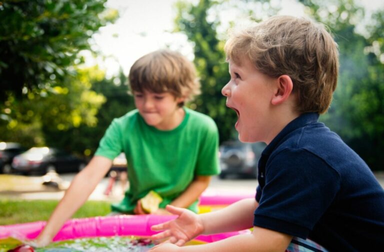 Zwei kleine Jungen spielen